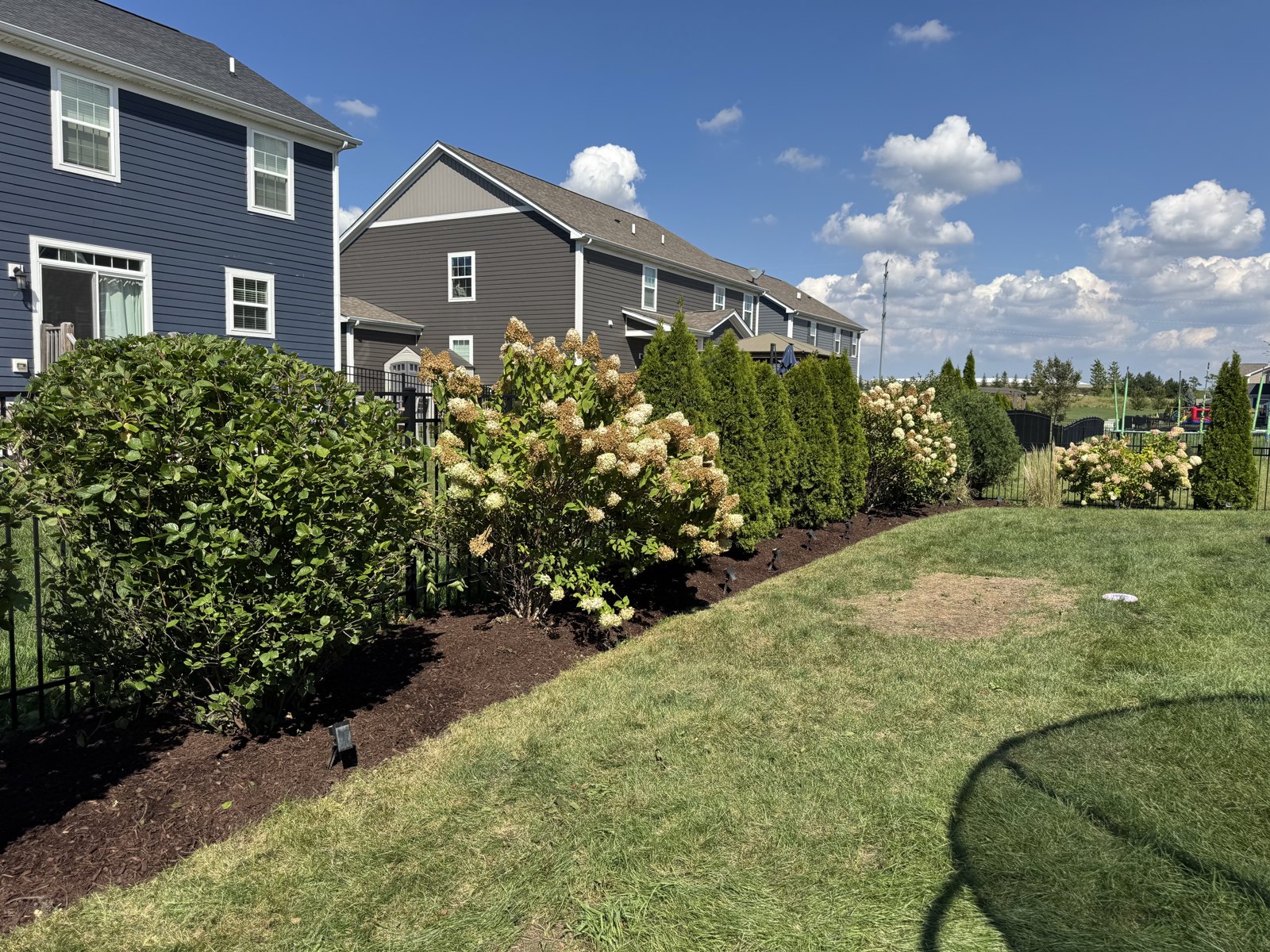 Mulch install around landscaping